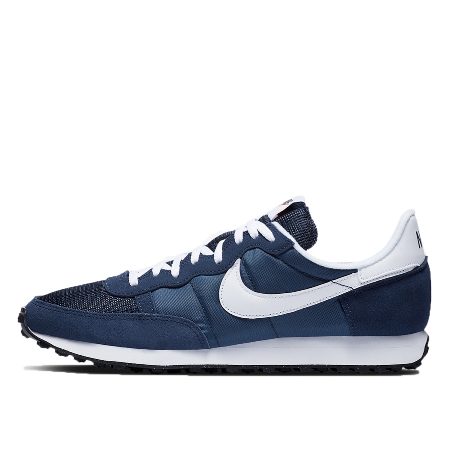 Challenger și Rochie Bleumarin La Miezul Nopții